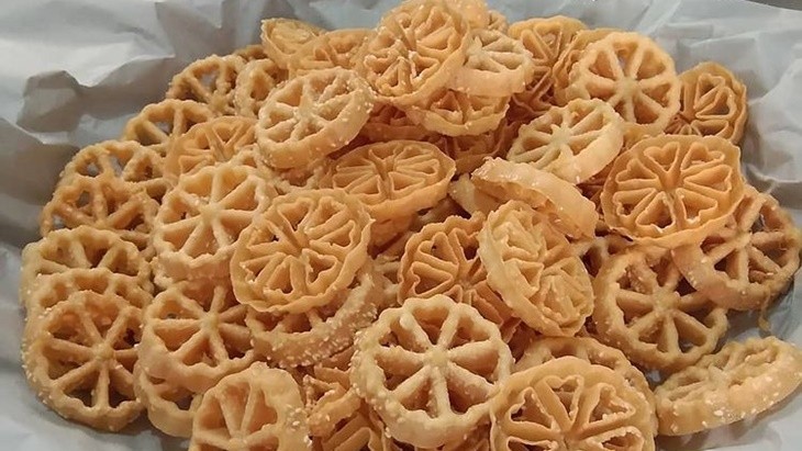 kue kembang goyang